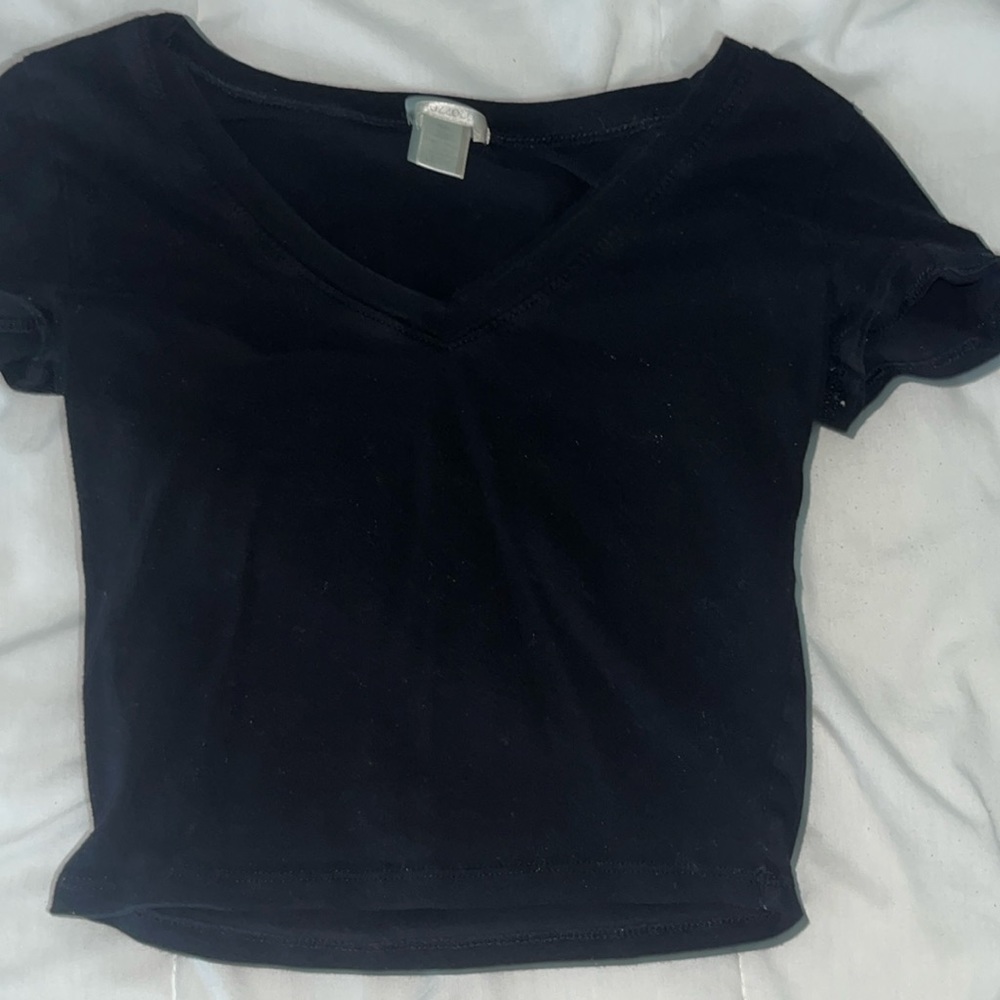black v neck crop top
